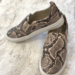 Steve Madden snake skin slip on. Size 8.